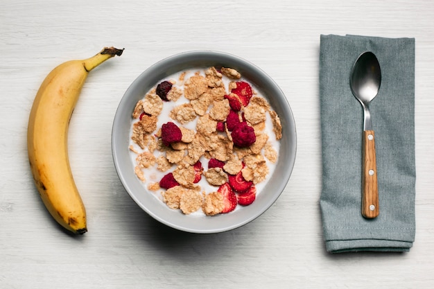 Kostenloses Foto milch mit musli getrockneten himbeeren und banane