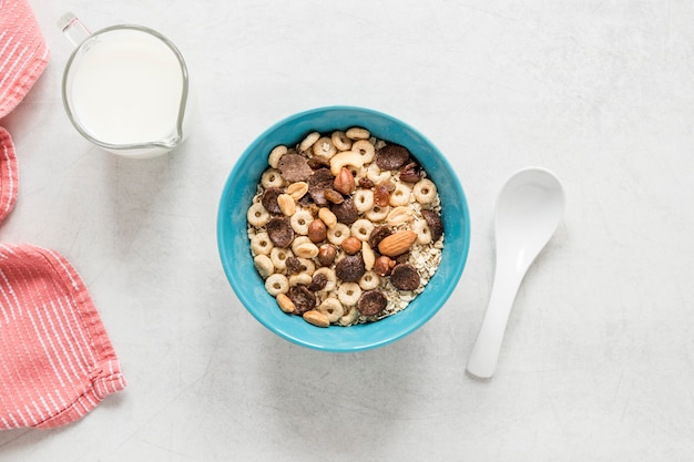 Milch und Müsli auf dem Tisch