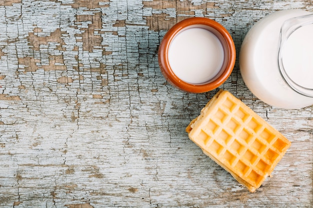 Milch und Waffeln