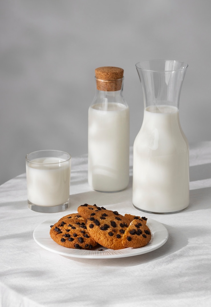 Kostenlose Foto milchflasche mit süßen kekse