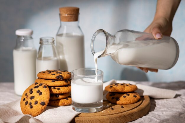 Milchflasche mit süßen Kekse