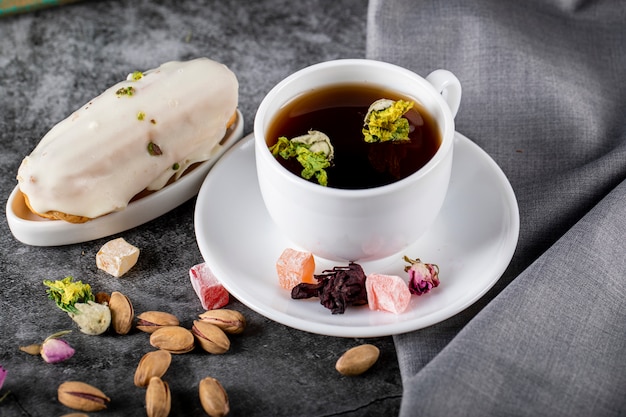 Milchig cremiges Dessert mit einer Tasse Tee