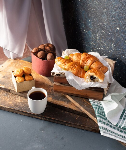 Milchiges Cocktail und ein Glas Milch auf der Tabelle.