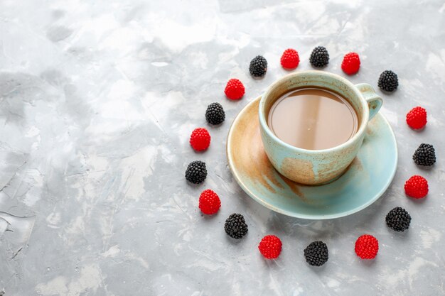 Milchkaffee mit Beeren-Confitures auf dem Schreibtisch