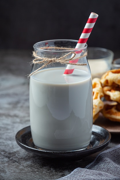 Milchprodukte leckere gesunde Milchprodukte auf einem Tisch auf saurer Sahne in einer Schüssel, Hüttenkäse-Schüssel, Sahne in einer Bank und Milchglas, Glasflasche und in einem Glas.