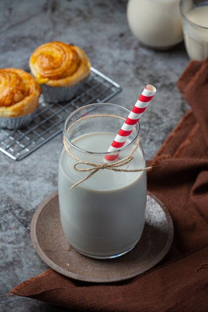 Milchprodukte leckere gesunde Milchprodukte auf einem Tisch auf saurer Sahne in einer Schüssel, Hüttenkäse-Schüssel, Sahne in einer Bank und Milchglas, Glasflasche und in einem Glas.