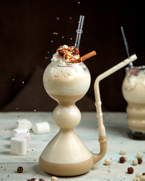 Kostenloses Foto milchshake mit kaffee auf dem tisch