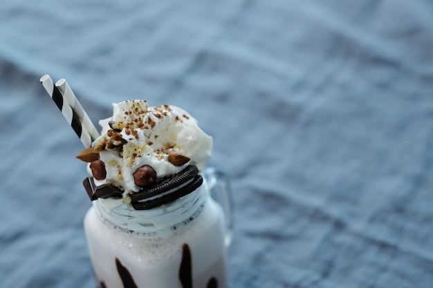 Kostenloses Foto milchshake mit süßigkeiten