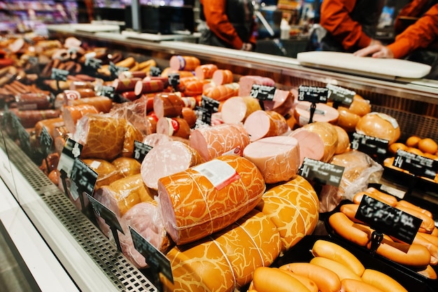 Milchwürste und verschiedenes Fleisch im Supermarkt