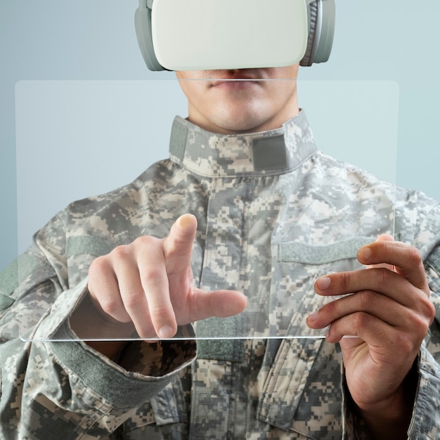 Militär mit transparentem Tablet mit VR-Headset