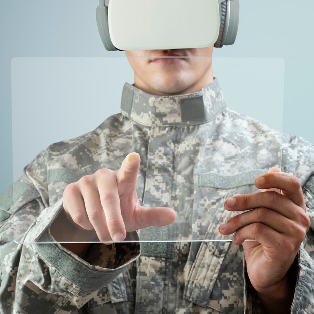 Militär mit transparentem Tablet mit VR-Headset