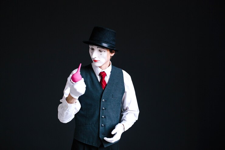 Kostenlose Foto mime hält klatscher in den fingern