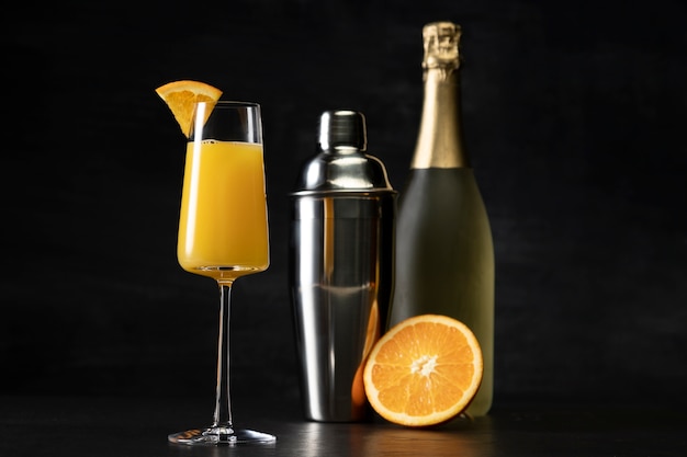 Kostenloses Foto mimosa-cocktail mit orangenscheiben