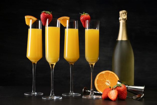 Mimosa-Cocktailgläser und Flaschenarrangement