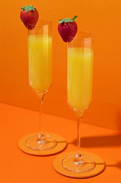 Mimosa-Cocktails mit hohem Winkel und Erdbeeren