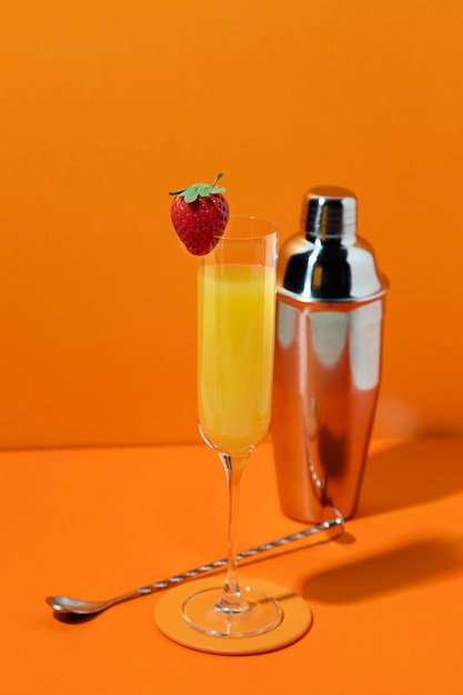 Mimosencocktail mit hohem Winkel und Erdbeere