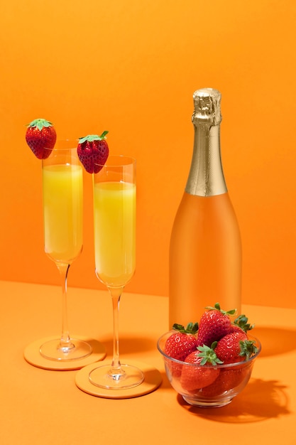 Mimosencocktail mit orangefarbenem Hintergrund