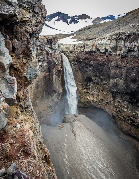 Mineralfelsen und ein schöner Wasserfall in Kamtschatka, Russland