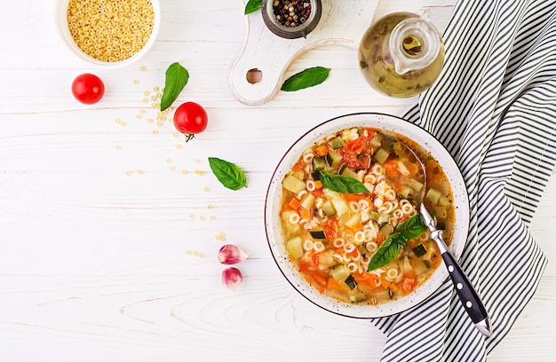 Minestrone Gemüsesuppe mit Nudeln