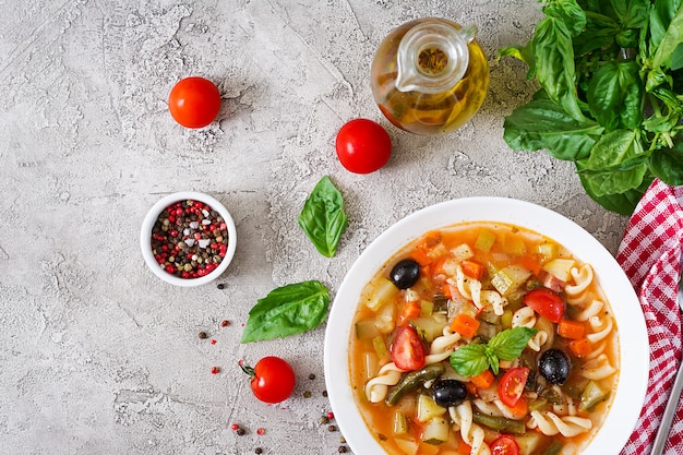 Minestrone, italienische Gemüsesuppe mit Nudeln. Veganes Essen. Draufsicht. Flach liegen.