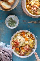 Minestrone-suppe in einer pfanne auf einem hellen tisch draufsicht italienische suppe mit nudeln und gemüse der saison köstliches vegetarisches essenskonzept