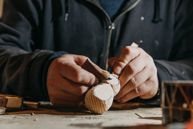 Mini-Holzhandwerk im Atelier schälen