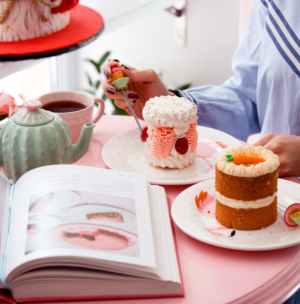 Mini-Kuchen-Roulets auf dem Tisch