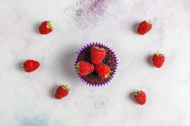 Mini-Schokoladen-Souffle-Cupcakes mit Himbeeren.