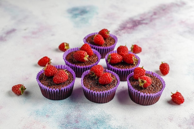 Kostenloses Foto mini-schokoladen-souffle-cupcakes mit himbeeren.