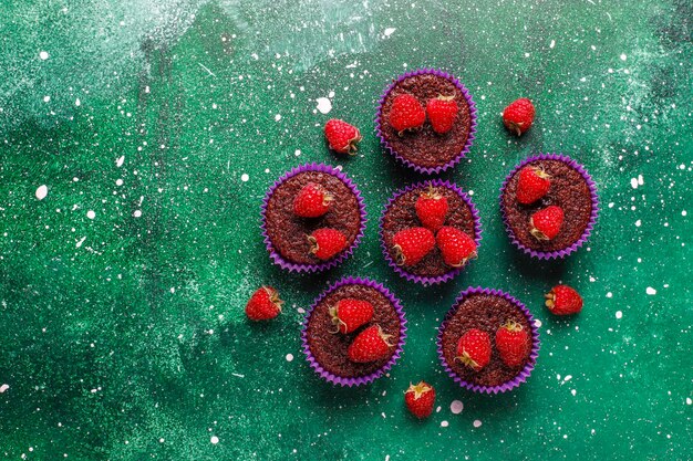 Mini-Schokoladen-Souffle-Cupcakes mit Himbeeren.