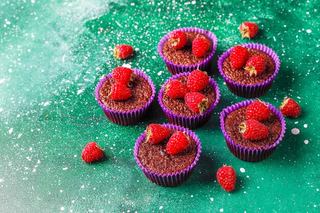 Mini-Schokoladenkuchen mit Himbeeren.