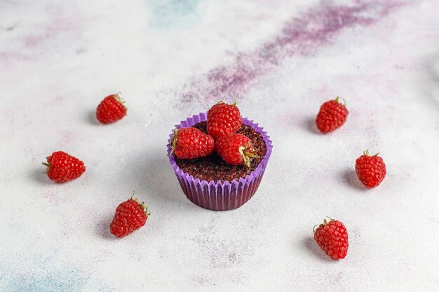 Mini Schokoladensufle Cupcakes mit Himbeeren.