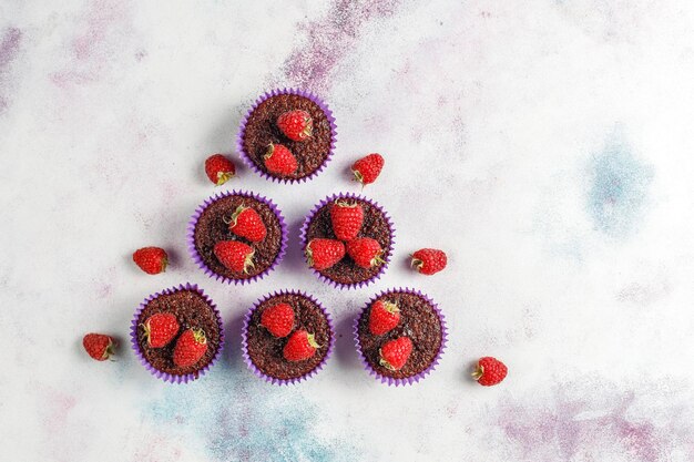 Mini Schokoladensufle Cupcakes mit Himbeeren.