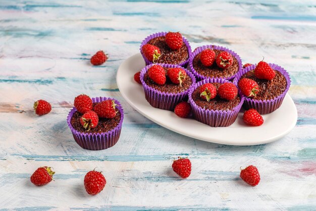 Mini Schokoladensufle Cupcakes mit Himbeeren.