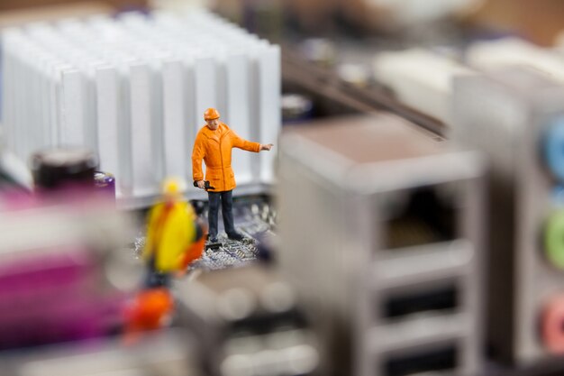 Miniatur-Arbeiter auf dem Chip des Motherboards arbeiten