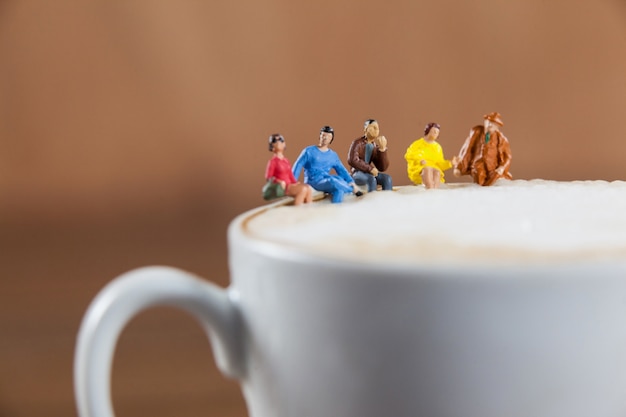 Miniatur-Gruppe von Freunden mit Kaffee