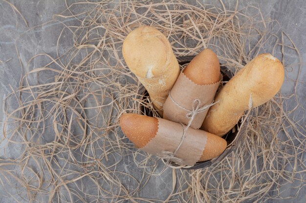 Minibrot mit französischem Baguette auf Marmoroberfläche