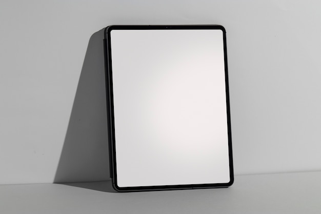 Minimale Anzeige der Tablette auf weißer Oberfläche