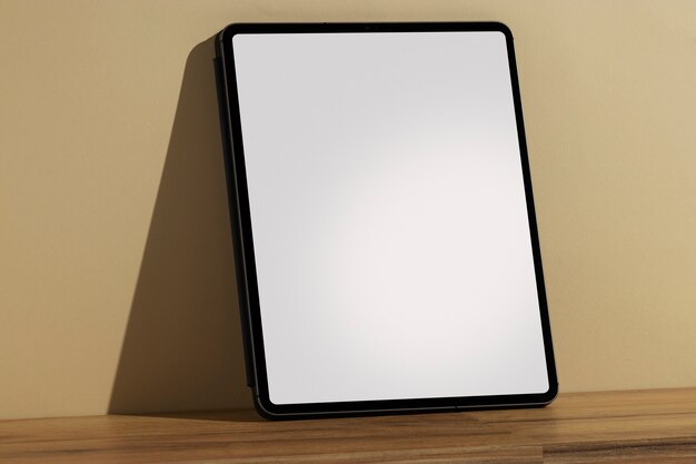 Minimale Anzeige von Tablets auf Holzoberfläche