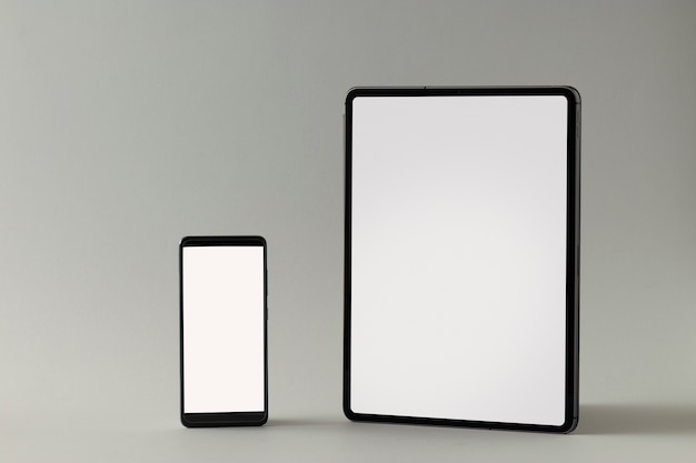 Kostenloses Foto minimale displays für smartphones und tablets