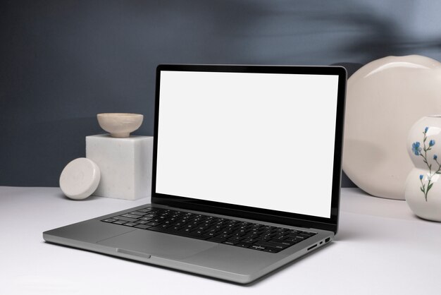 Minimale Laptop- und Keramiktöpfe