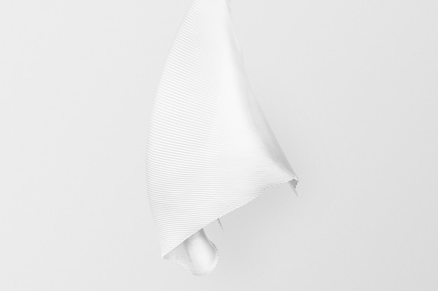 Minimaler weißer Schal gegen weiße Wand