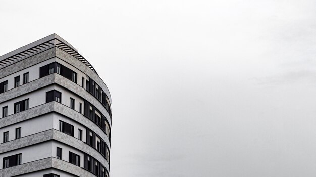 Minimales Wohnhaus in der Stadt mit Kopierraum