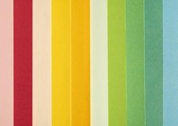 Kostenloses Foto minimalistische abstrakte farbige kleine papierstücke