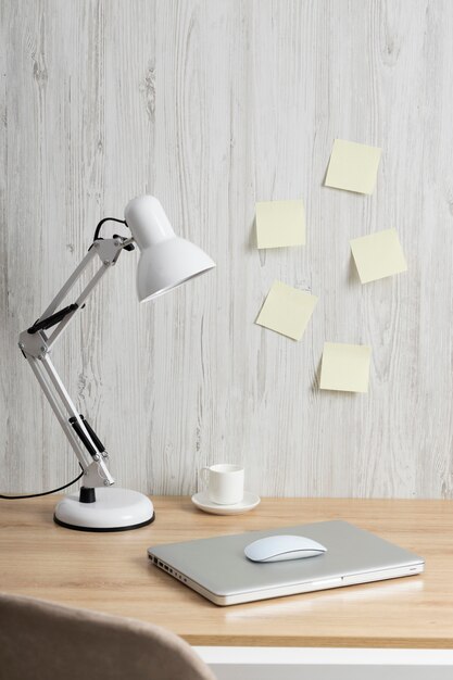 Minimalistische Geschäftsschreibtischanordnung mit Laptop