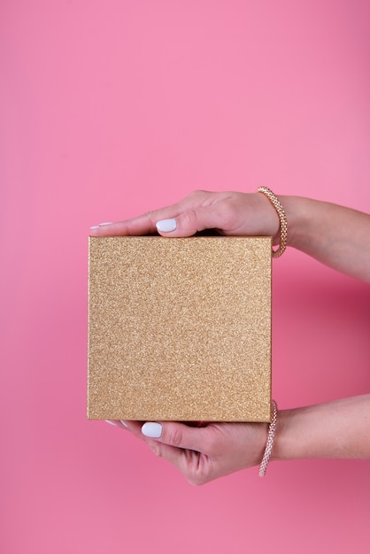 Minimalistische Geschenkbox in der Hand gehalten