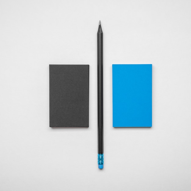 Minimalistische schwarze und blaue Visitenkarten und Stift