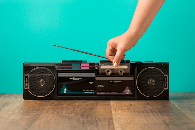 Kostenloses Foto minimalistische vintage-kassette der vorderansicht