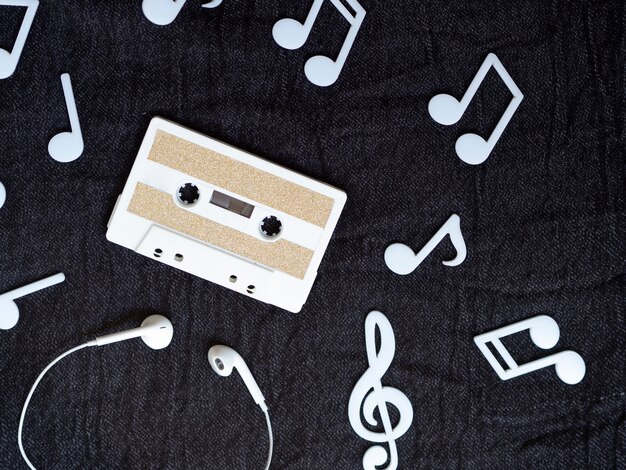 Minimalistische weiße Kassette mit Noten herum