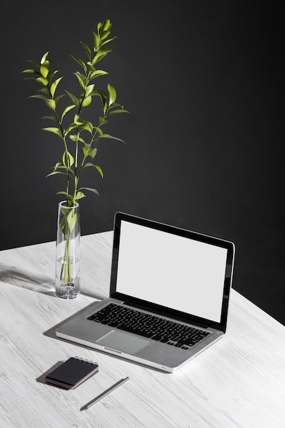 Minimalistischer Business-Schreibtisch mit hohem Winkel